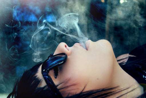 qq头像女生吸烟最伤感图片有哪些